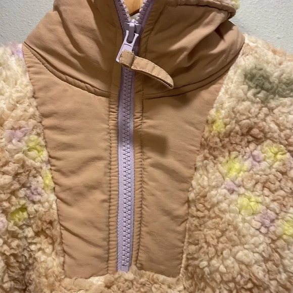 Urban Outiftters woman’s fuzzy pullover jacket - Picture 3 of 10